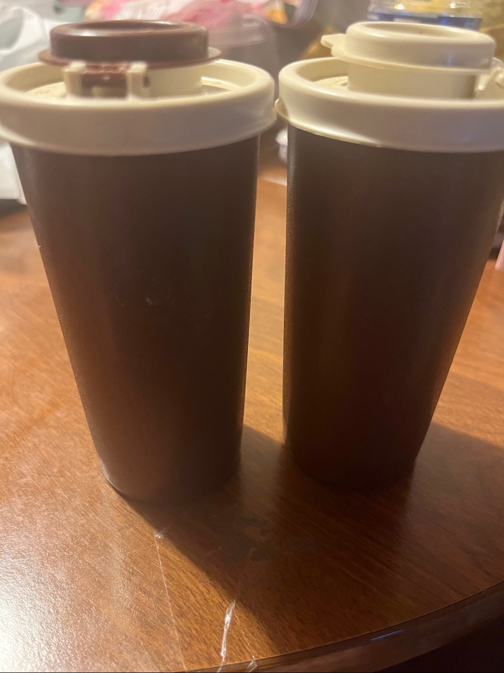Tupperware salt & pepper shakers
Brown lid hinge broken